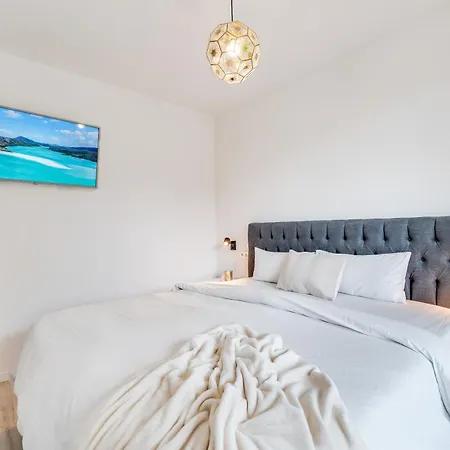 Apartment Elegant 2 Bdrm Minimalist W Pool & Bbq *