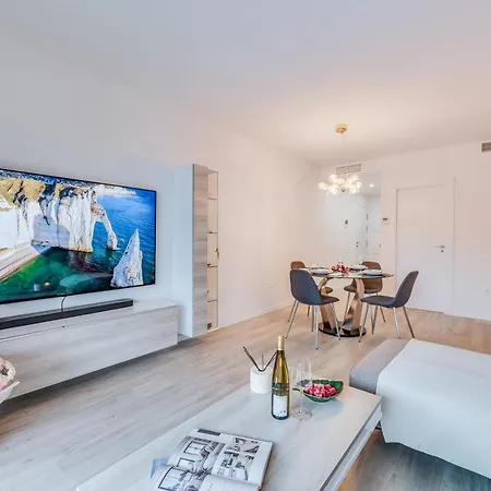 Elegant 2 Bdrm Minimalist W Pool & Bbq *