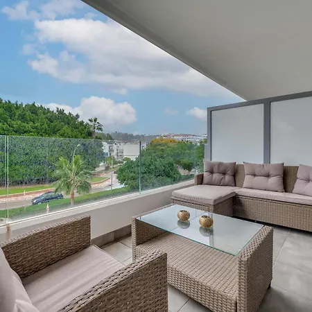 Elegant 2 Bdrm Minimalist W Pool & Bbq