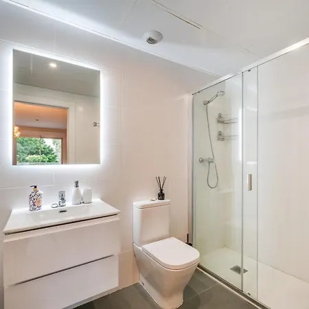 Elegant 2 Bdrm Minimalist W Pool & Bbq Appartement *