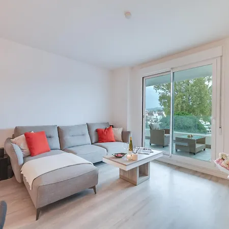 Elegant 2 Bdrm Minimalist W Pool & Bbq *