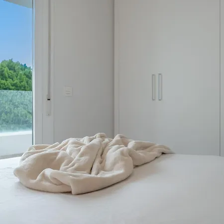 Elegant 2 Bdrm Minimalist W Pool & Bbq Apartment *