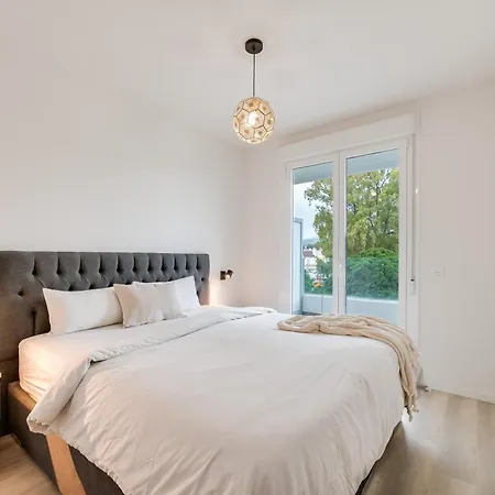 Apartment Elegant 2 Bdrm Minimalist W Pool & Bbq *