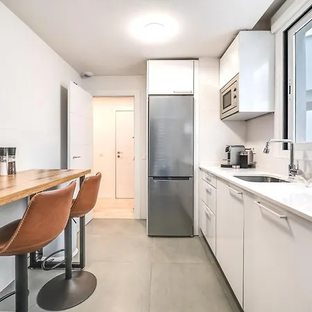 Elegant 2 Bdrm Minimalist W Pool & Bbq *