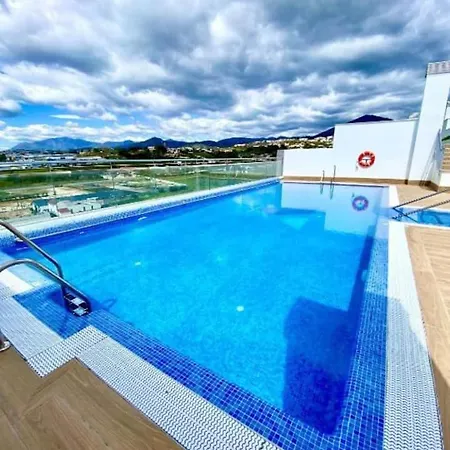 Elegant 2 Bdrm Minimalist W Pool & Bbq Apartment
